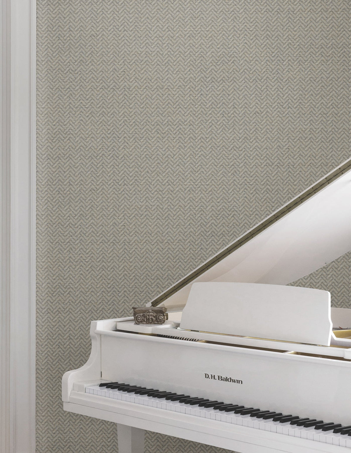 MX9671-peel-and-stick-wallpaper-room-scene-detail-closeup