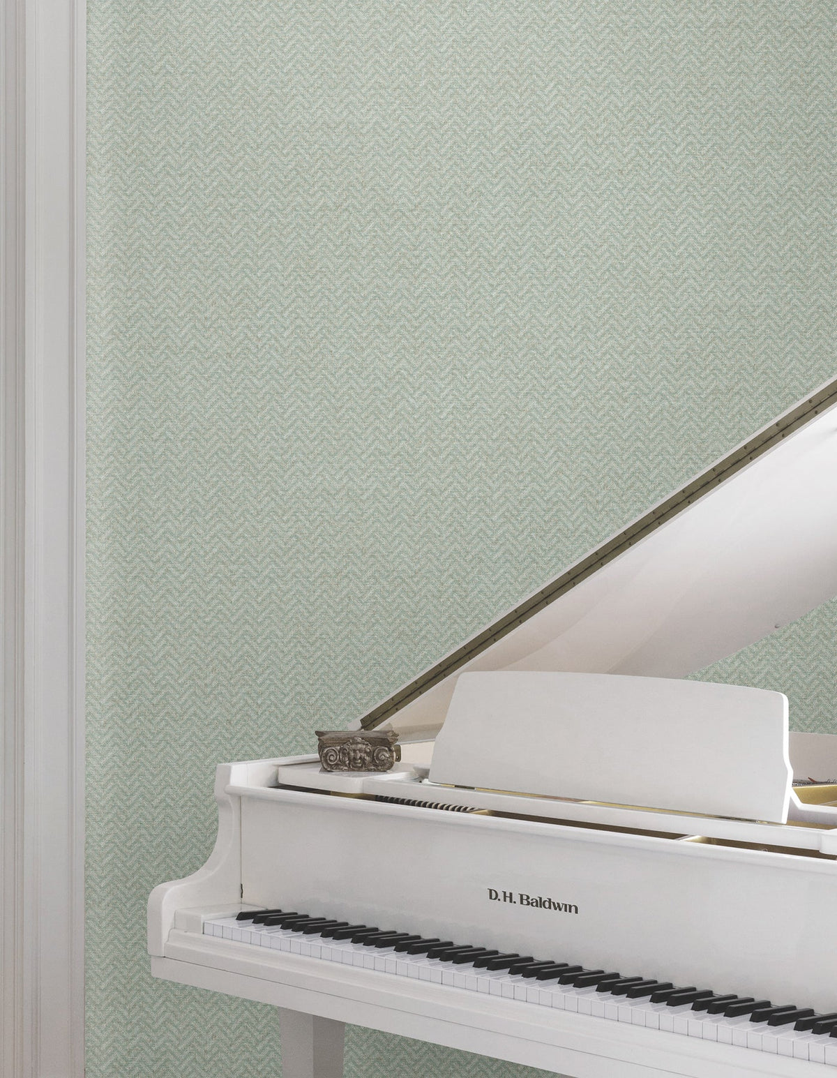 MX9672-peel-and-stick-wallpaper-room-scene-detail-closeup