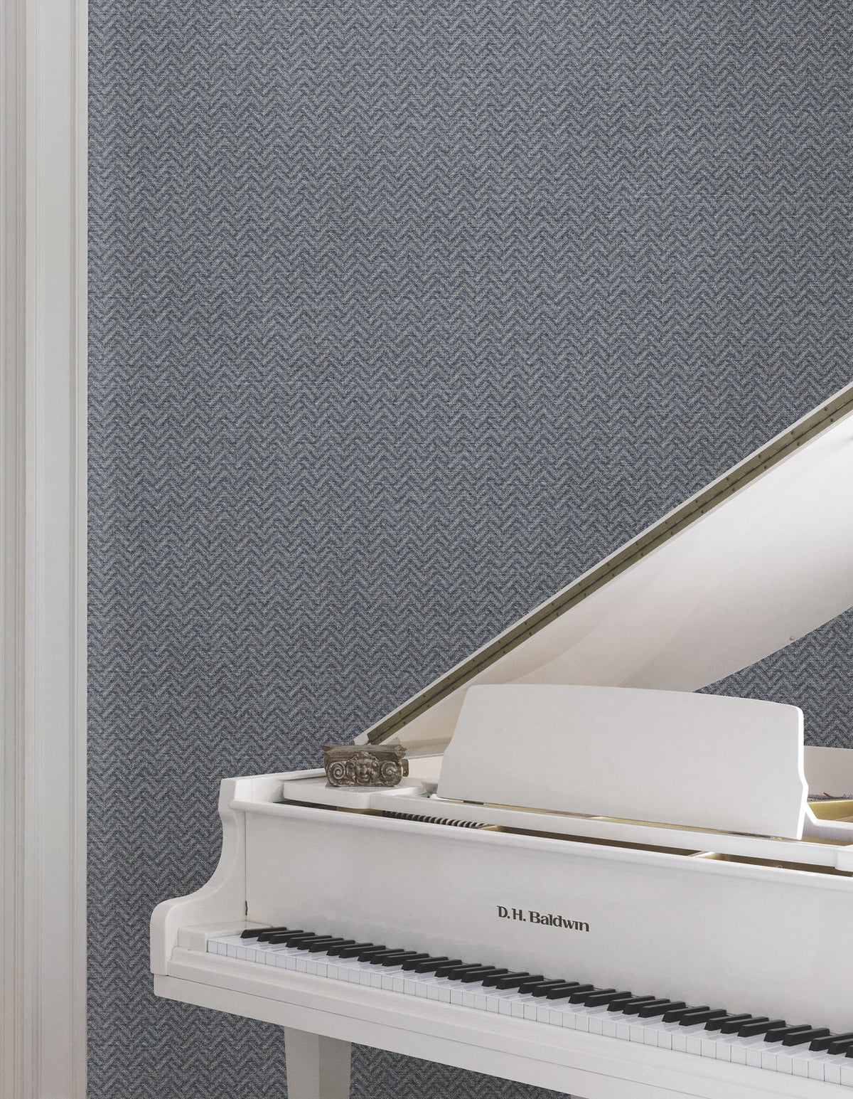 MX9675-peel-and-stick-wallpaper-room-scene-detail-closeup