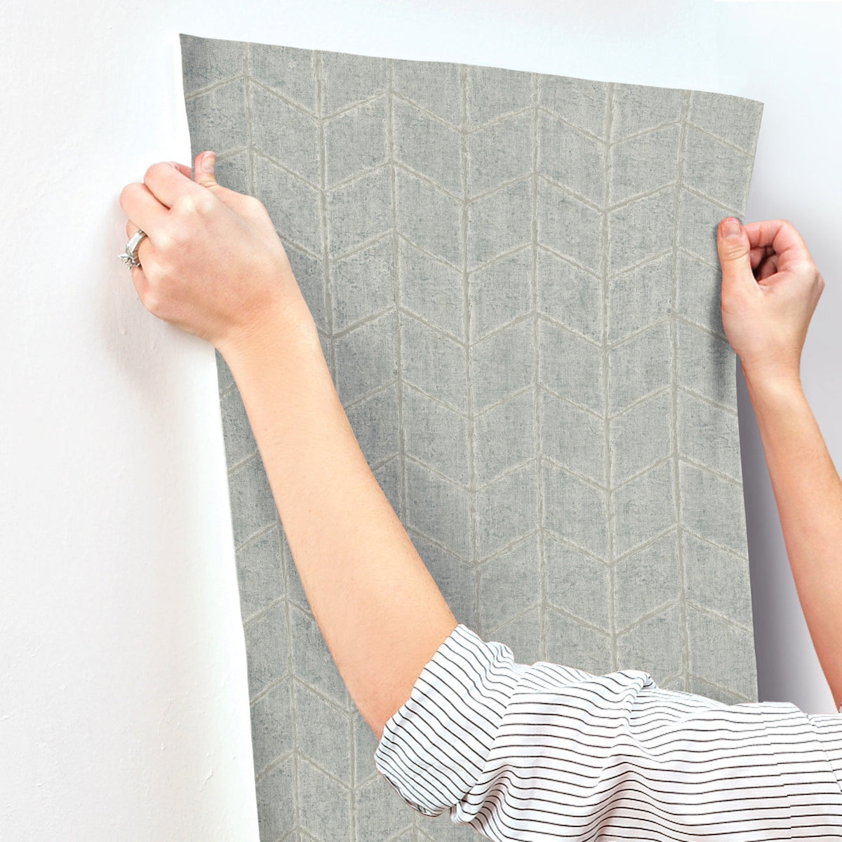 OI0641-peel-and-stick-wallpaper-stick-application-step