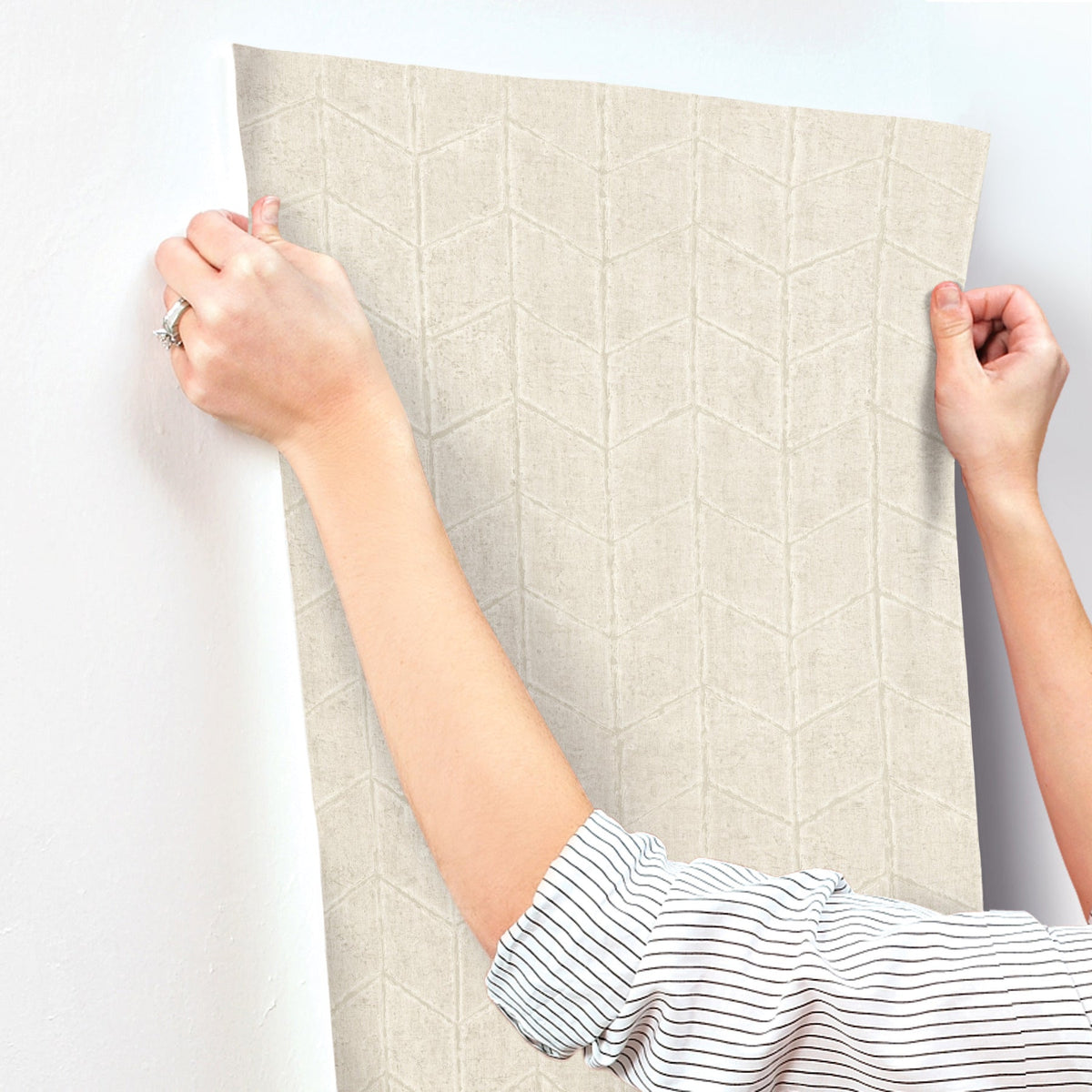 OI0642-peel-and-stick-wallpaper-stick-application-step
