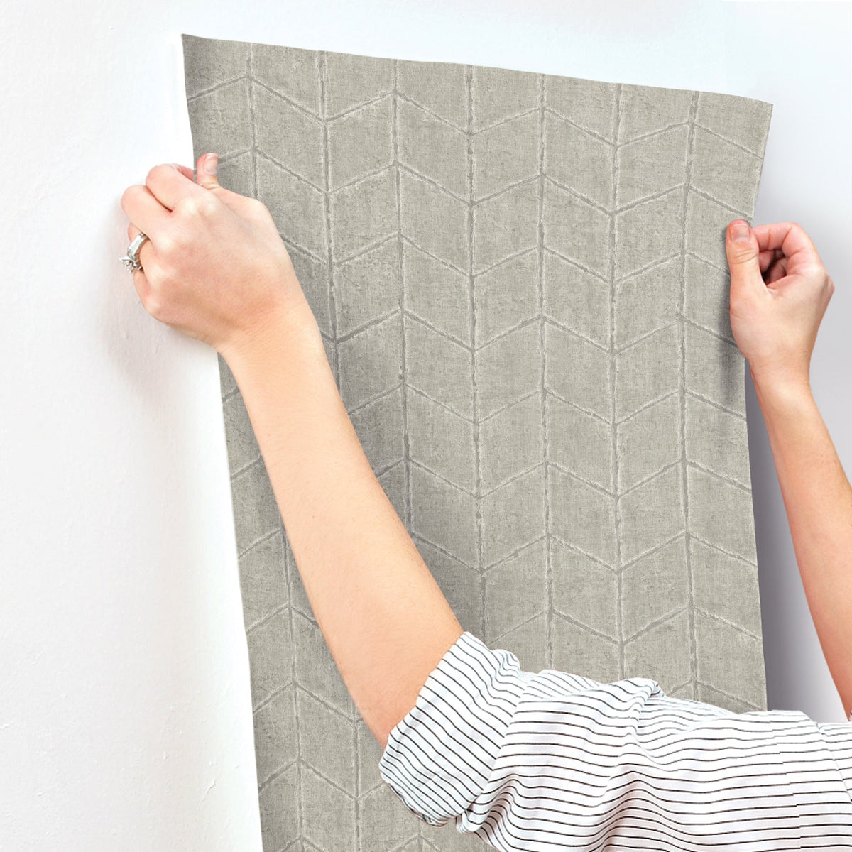 OI0645-peel-and-stick-wallpaper-stick-application-step
