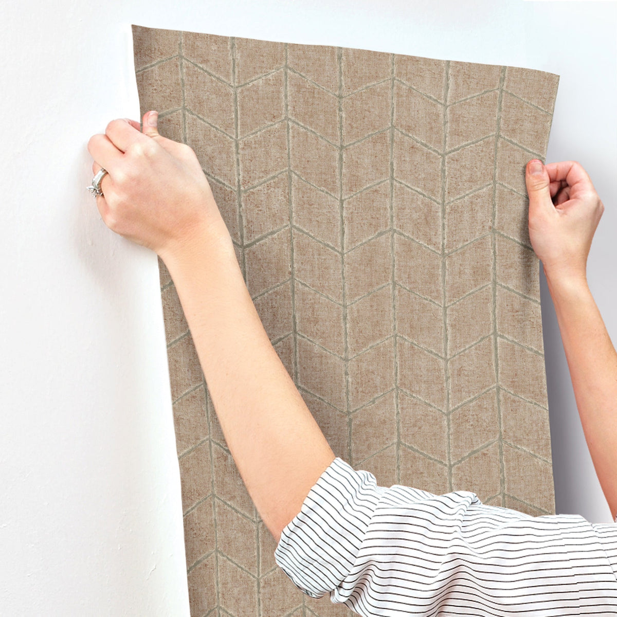 OI0646-peel-and-stick-wallpaper-stick-application-step