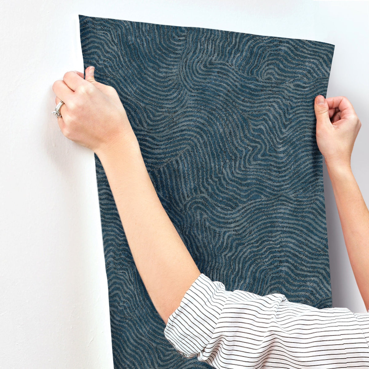 OI0714-peel-and-stick-wallpaper-stick-application-step