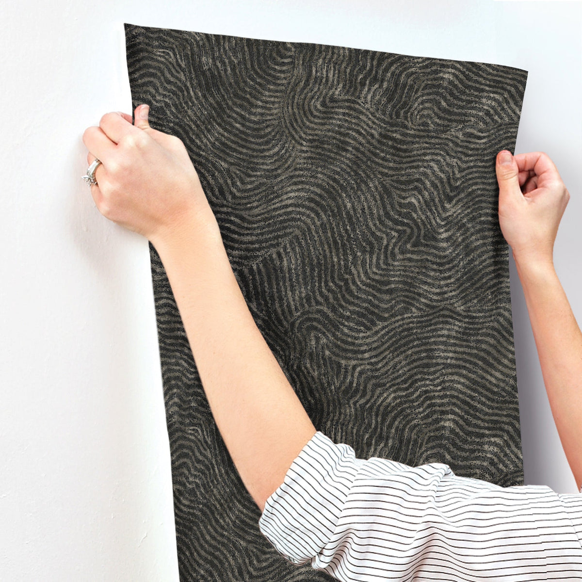 OI0716-peel-and-stick-wallpaper-stick-application-step