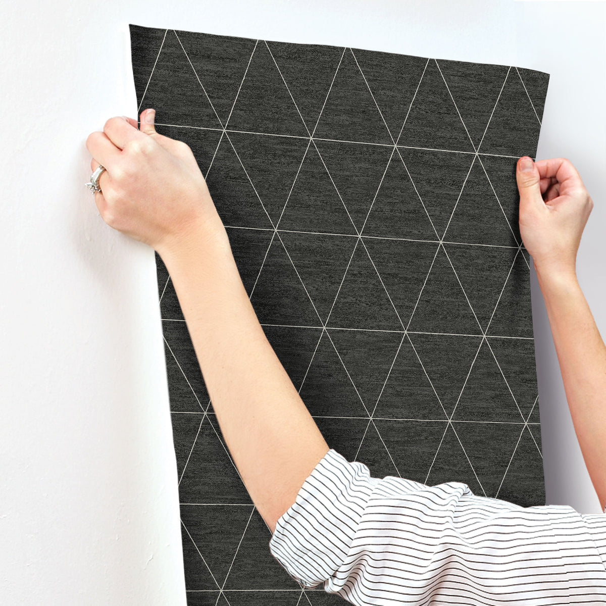 OM3613-peel-and-stick-wallpaper-stick-application-step