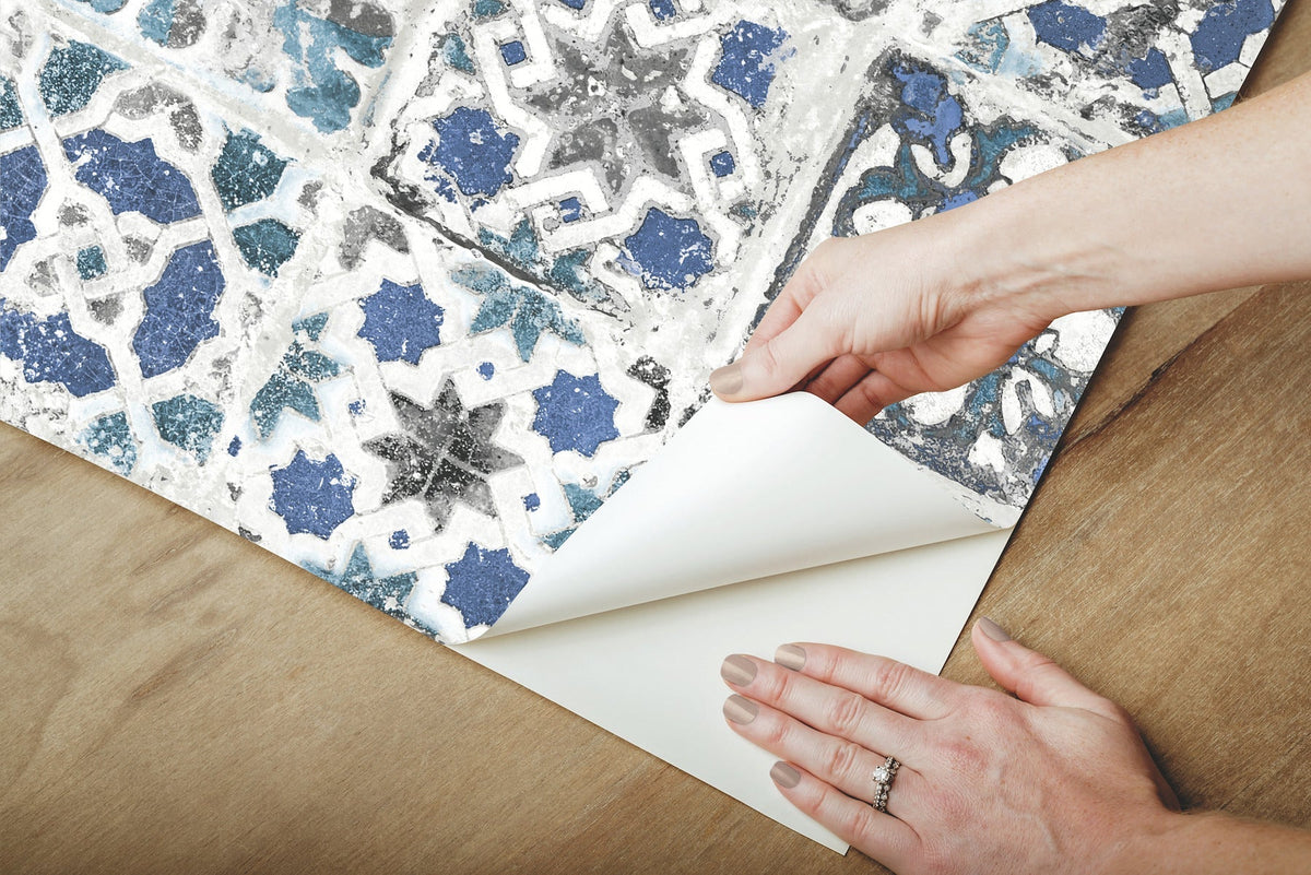PSW1302RL-peel-and-stick-wallpaper-peel-application-step