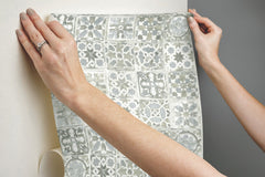 PSW1302RL-peel-and-stick-wallpaper-stick-application-step