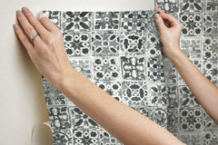 PSW1303RL-peel-and-stick-wallpaper-stick-application-step