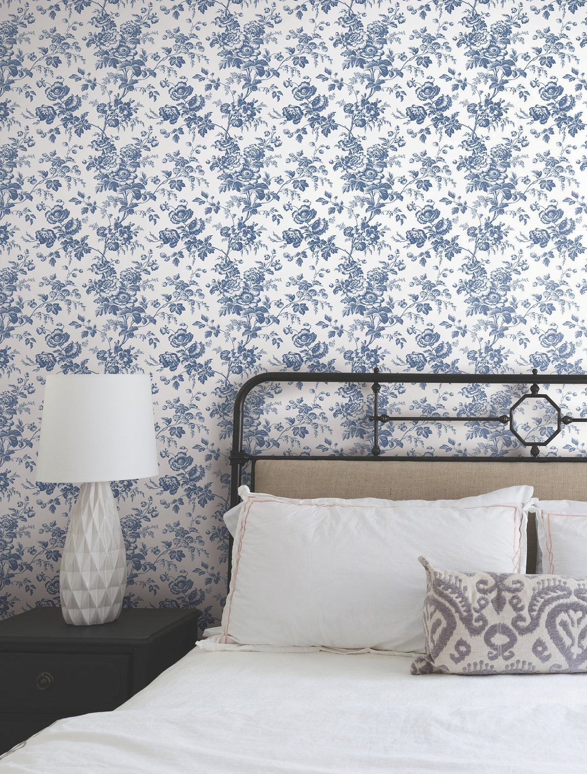 RT7873-peel-and-stick-wallpaper-room-scene-detail-closeup