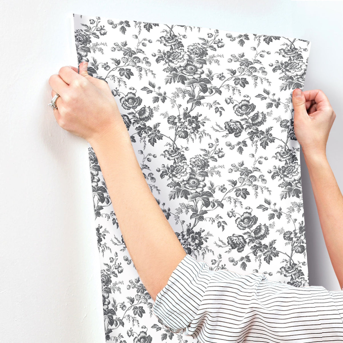 RT7875-peel-and-stick-wallpaper-stick-application-step