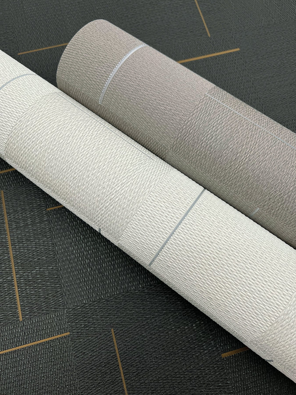 SI24903-peel-and-stick-wallpaper-detail-closeup