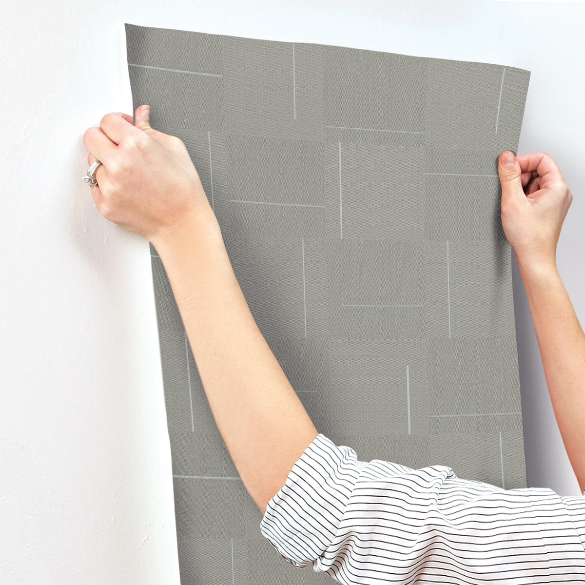 SI24903-peel-and-stick-wallpaper-stick-application-step