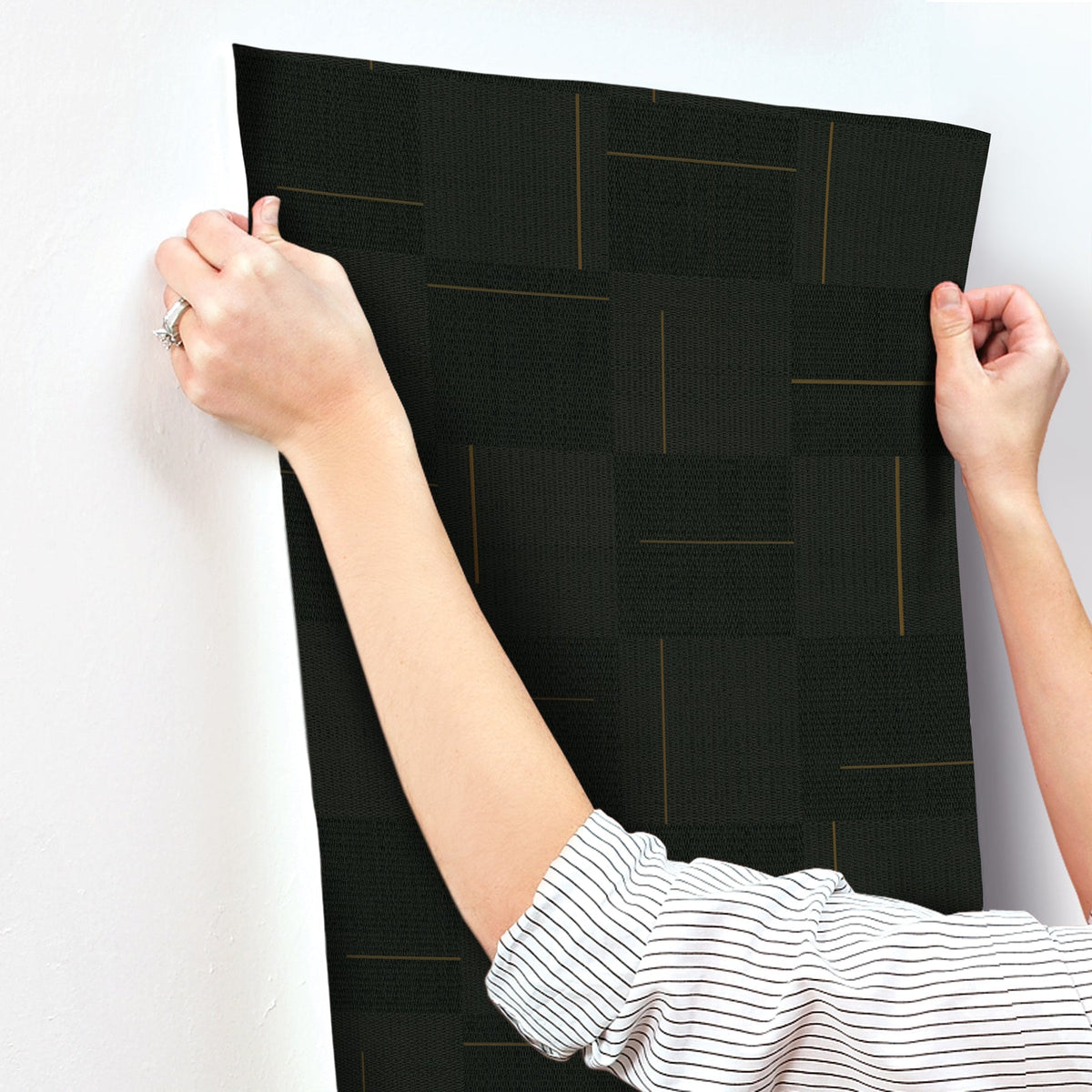 SI24905-peel-and-stick-wallpaper-stick-application-step