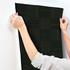 SI24905-peel-and-stick-wallpaper-stick-application-step