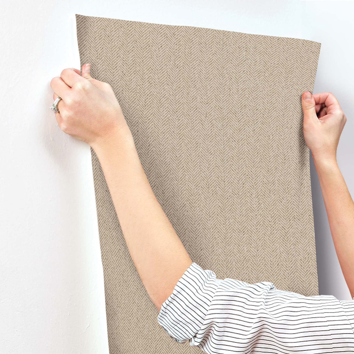 SI26130-peel-and-stick-wallpaper-stick-application-step