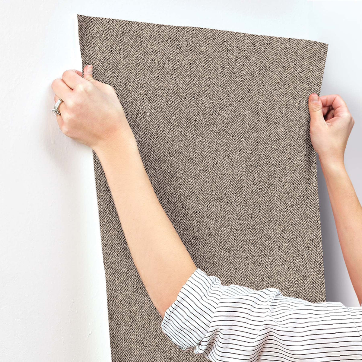 SI26134-peel-and-stick-wallpaper-stick-application-step
