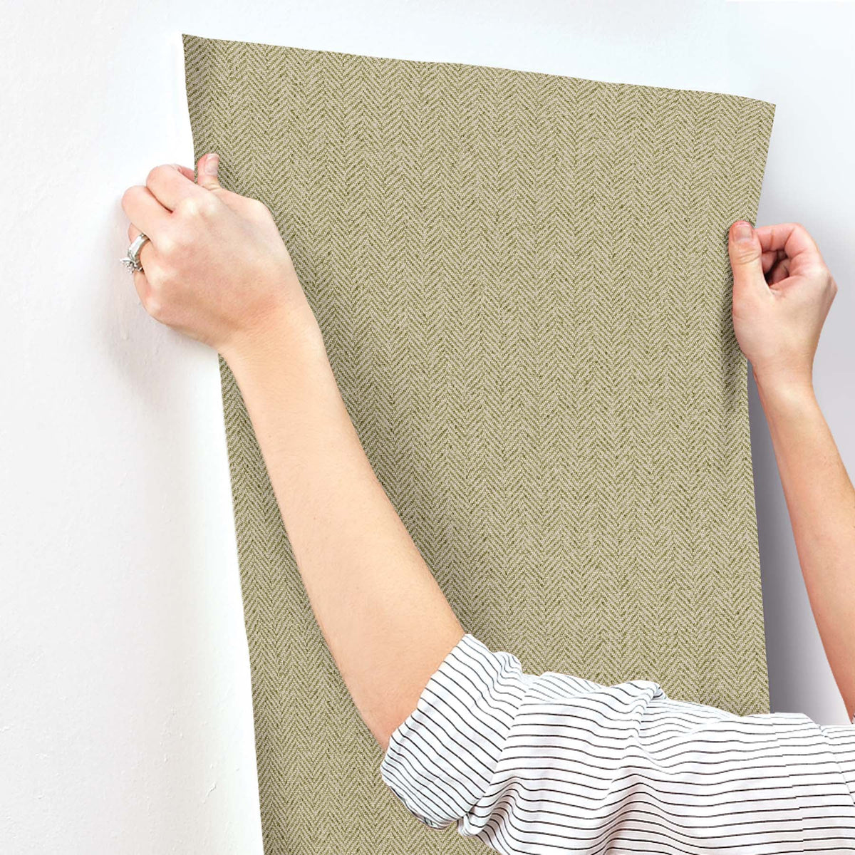 SI26136-peel-and-stick-wallpaper-stick-application-step