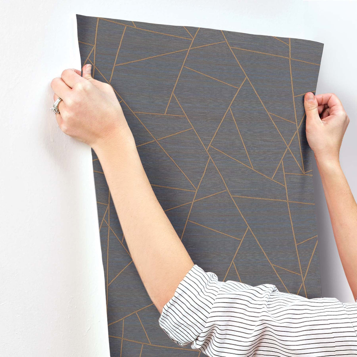 SI6820-peel-and-stick-wallpaper-stick-application-step