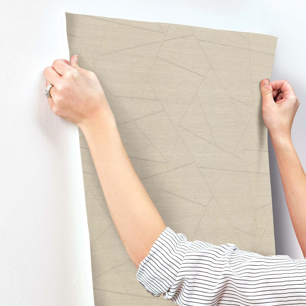 SI6822-peel-and-stick-wallpaper-stick-application-step