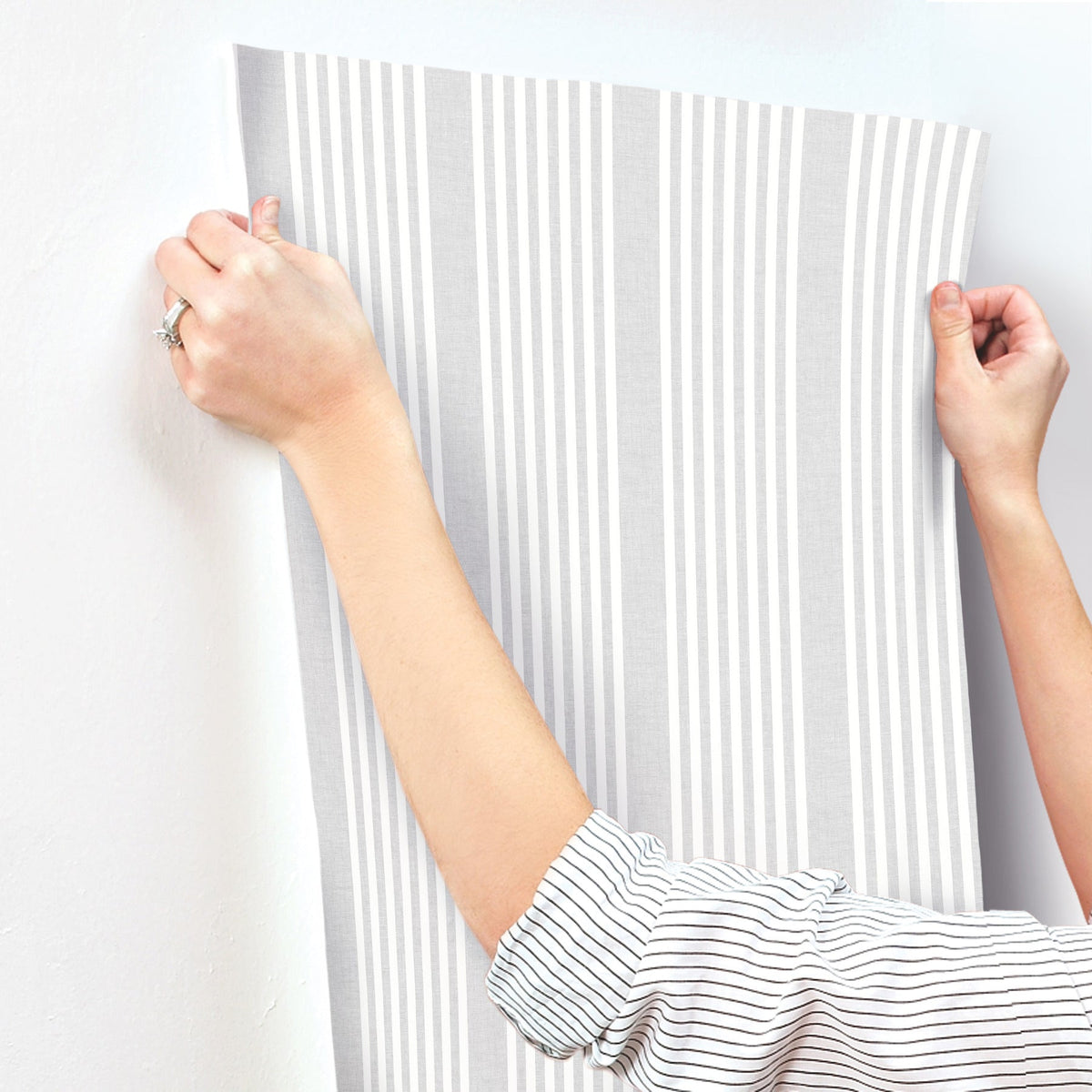 SR1582MH-peel-and-stick-wallpaper-stick-application-step