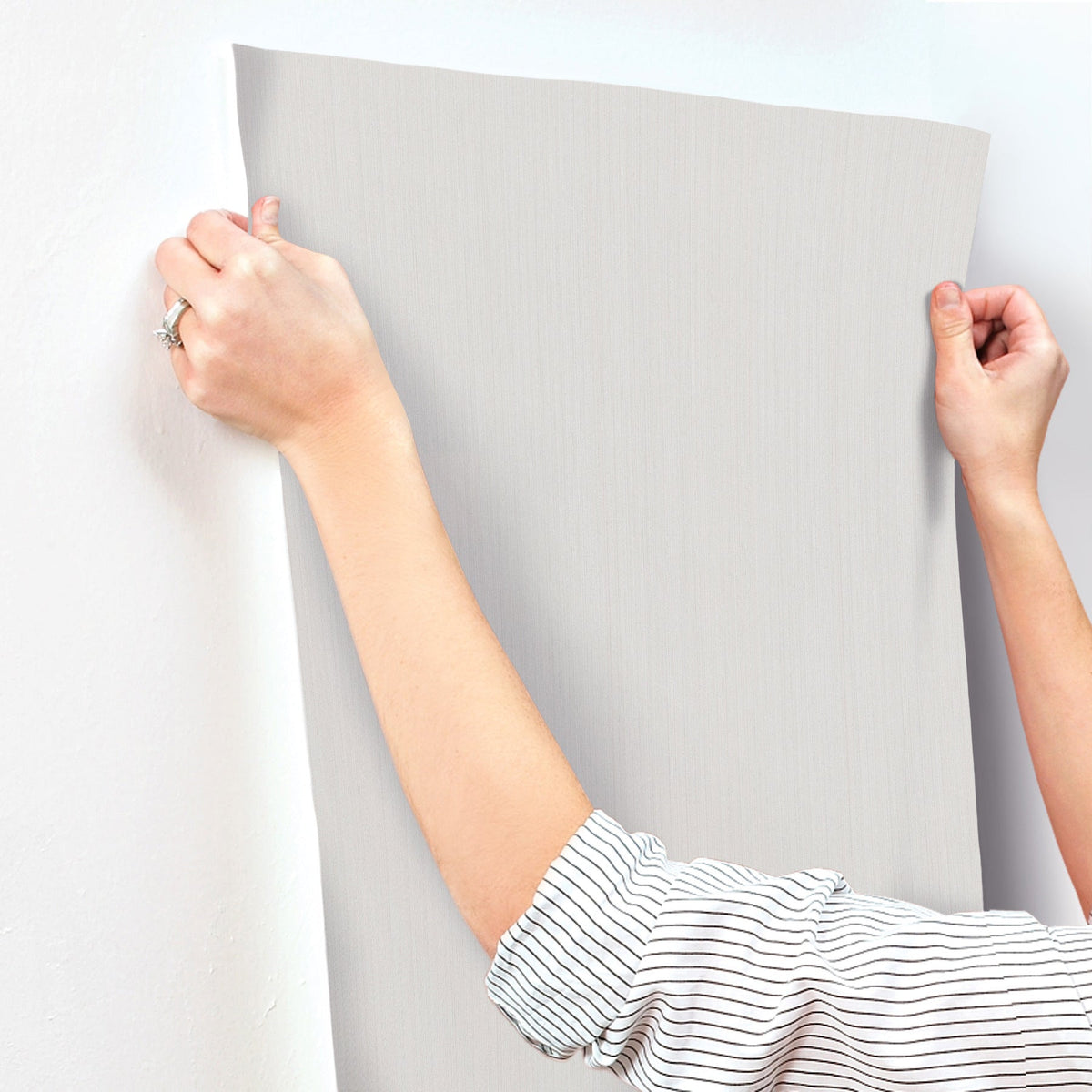UD2537N-peel-and-stick-wallpaper-stick-application-step