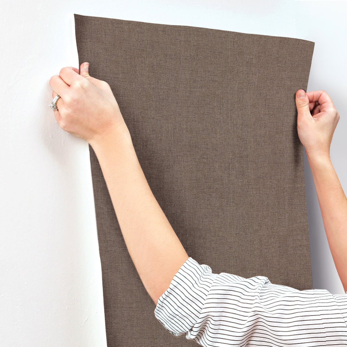 UD2559N-peel-and-stick-wallpaper-stick-application-step