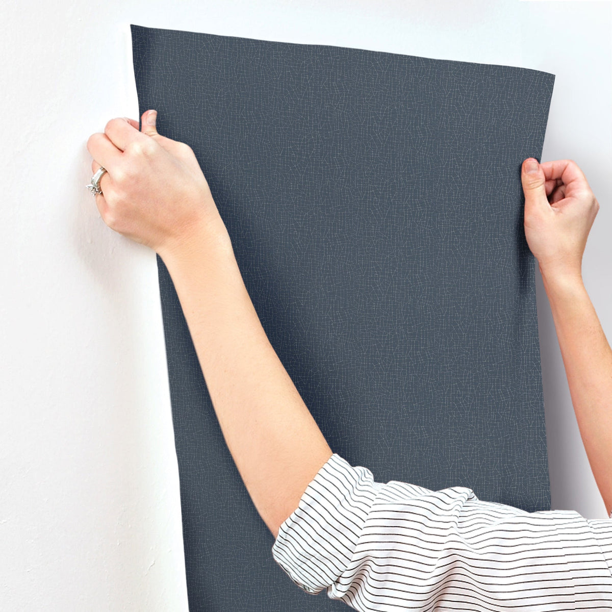 UD2567N-peel-and-stick-wallpaper-stick-application-step