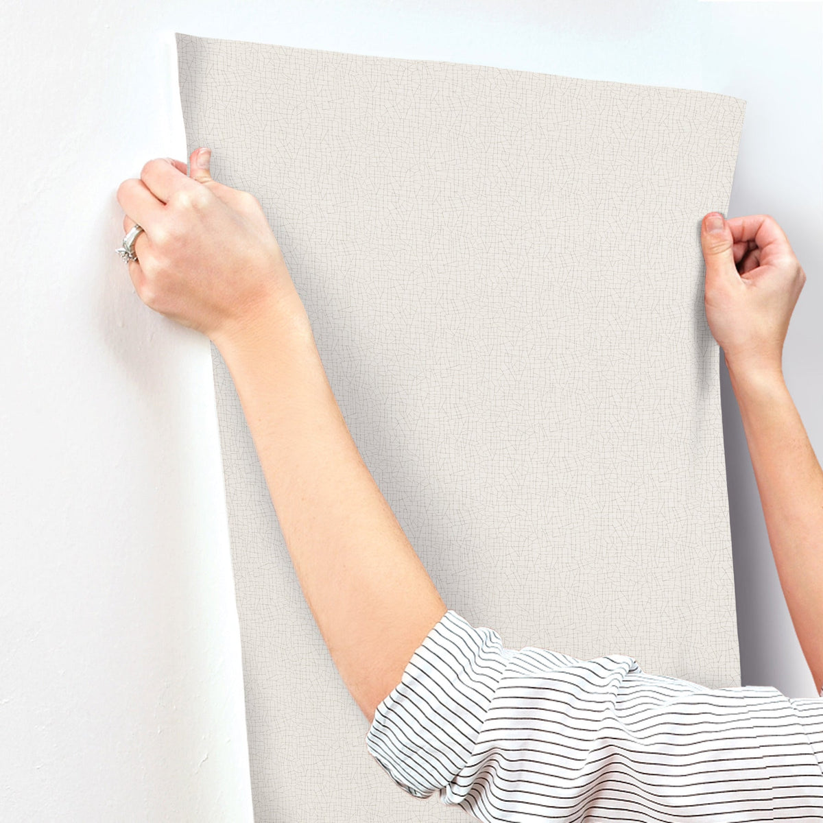 UD2569N-peel-and-stick-wallpaper-stick-application-step