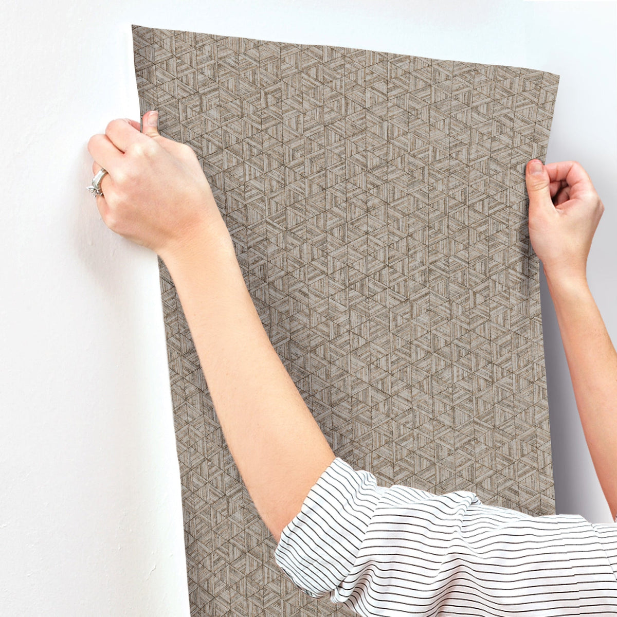 UD2582N-peel-and-stick-wallpaper-stick-application-step