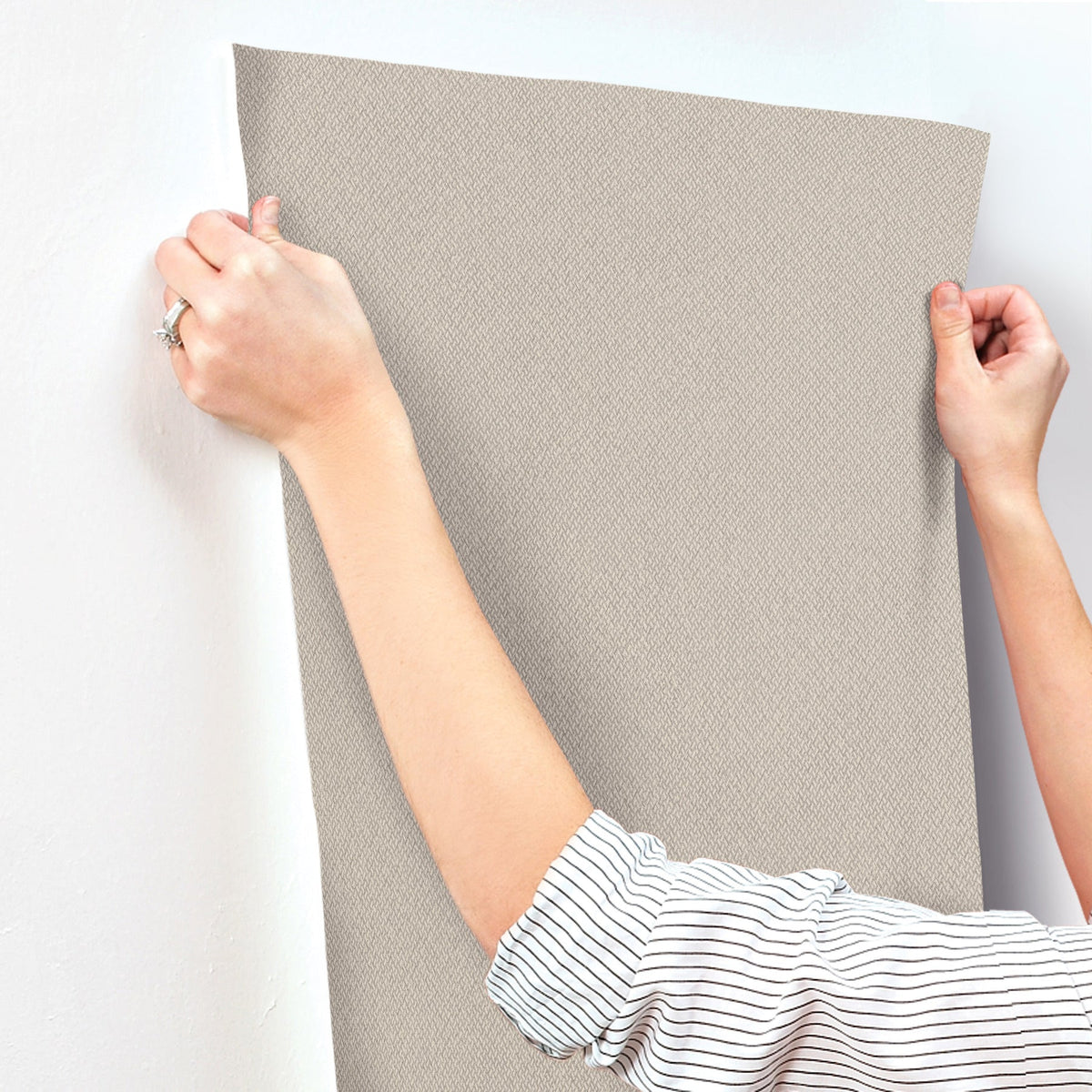 UW1119N-peel-and-stick-wallpaper-stick-application-step
