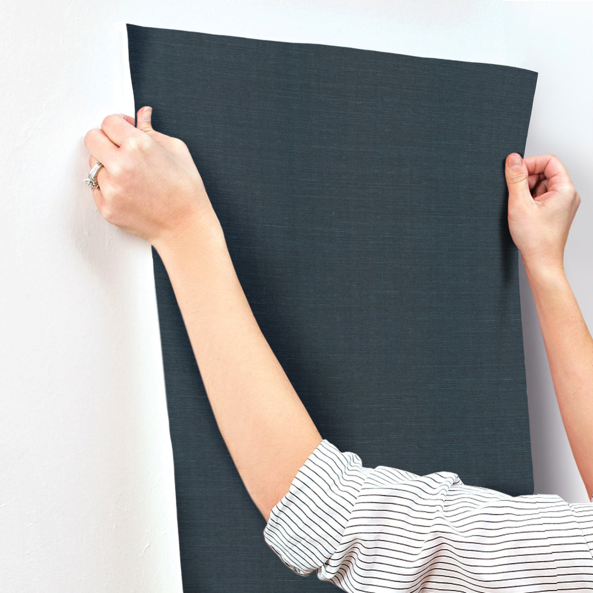 VG4405MH-peel-and-stick-wallpaper-stick-application-step