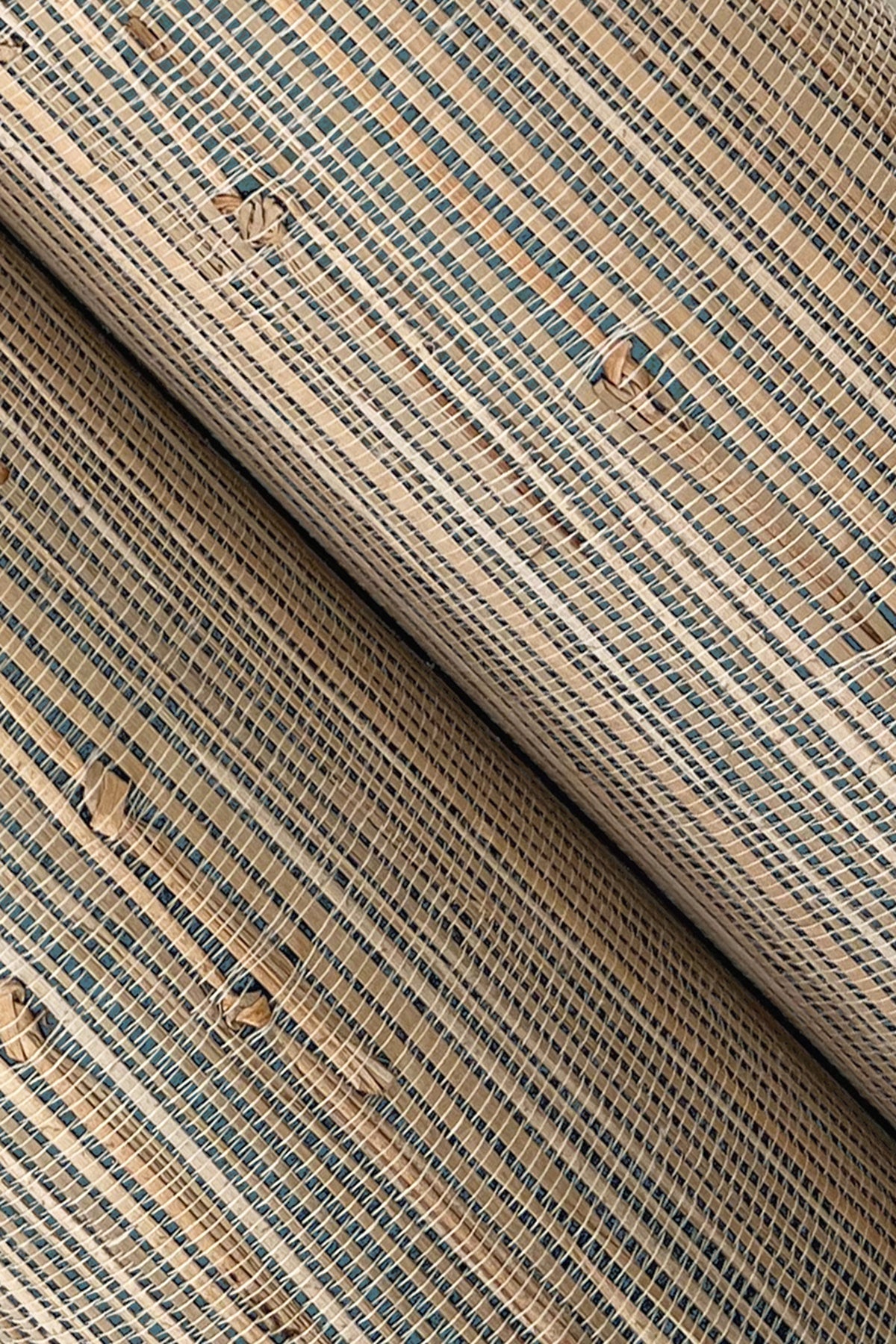 VG4436GV-peel-and-stick-wallpaper-detail-closeup