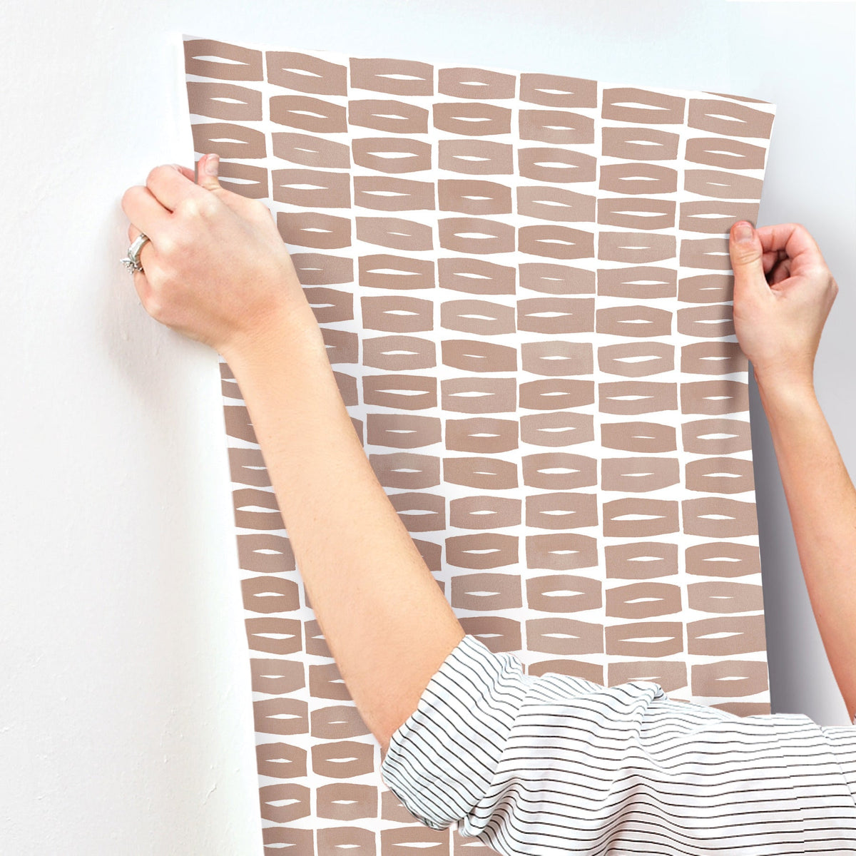 ZM2861-peel-and-stick-wallpaper-stick-application-step